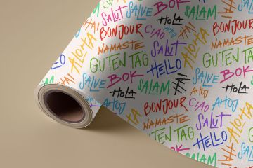Hola, Bonjour, Guten Tag, Namaste ve diğerleri gibi çeşitli dillerde selamlamalar içeren renkli grafiti tarzı metin desenli duvar kağıdı
